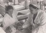 Шалыт О.П. во время осмотра больного в детской больнице. Краснокамск. [1956-1962]