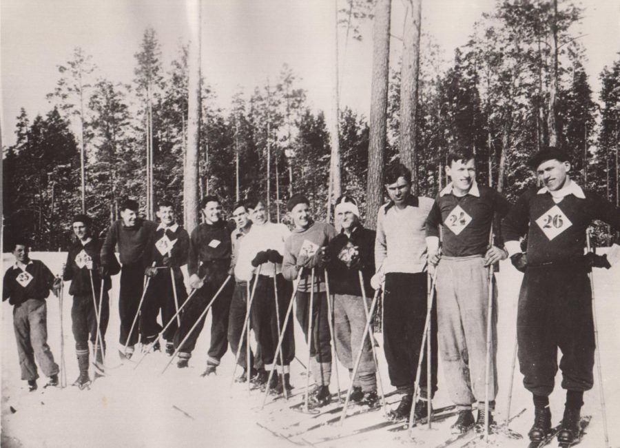Группа лыжников поселка Краснокамск перед стартом закрытия лыжного сезона. 1937. Ф.140.Оп.1.Д.49