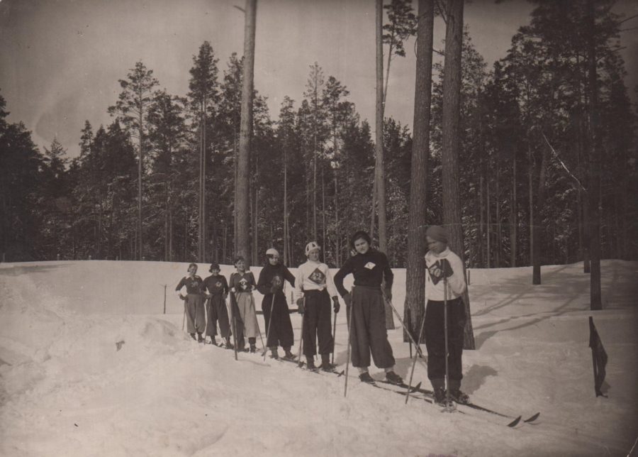 Закрытие зимнего сезона, перед стартом девушек на 3 км. Краснокамск. 1938. Ф.140.Оп.1.Д.56.Л.1