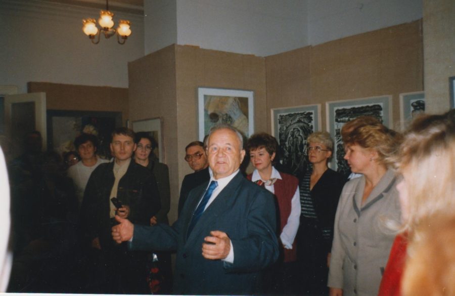 На открытии художественной галереи по ул. Шоссейной, 6. И.И. Морозов выступает перед собравшимися_
23.10 1998. Ф.140.Оп.2.Д.180