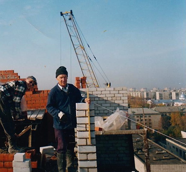 П. И. Меньшаков на строительстве многоэтажного дома. 1995. Из личного архива
