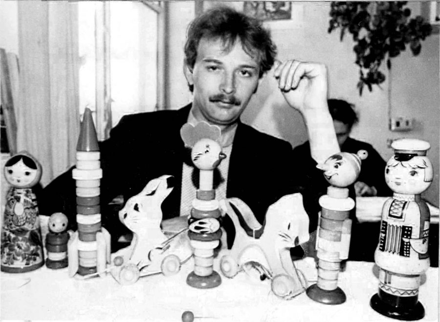 А.Г. Мехряков, старший художник фабрики игрушек.1986 Ф.140.Оп.1.Д.587.Л.1